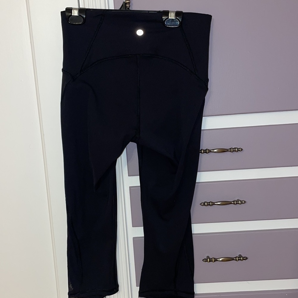 Lulu lemon women’s size 6 cropped leggings with key pocket and drawstring